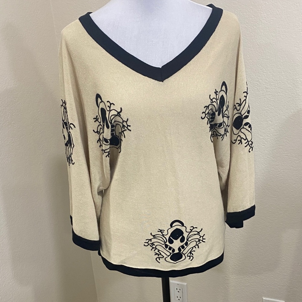 Kenar Cream and Black V-Neck Sweater